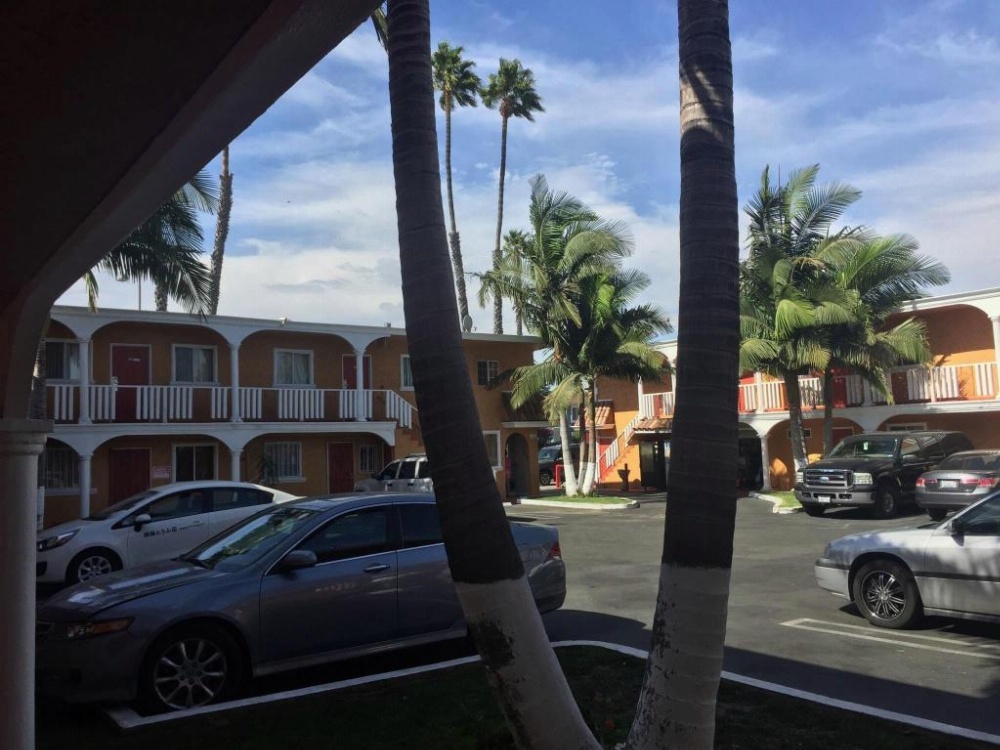 Paradise Inn & Suites